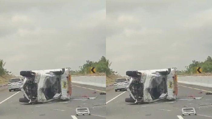 Truk Kru PAL TV yang Kecelakaan - Kondisi  Kru PAL TV Usai Truknya Kecelakaan di Tol Indralaya-Prabumulih, Terkapar di Pinggir Tol