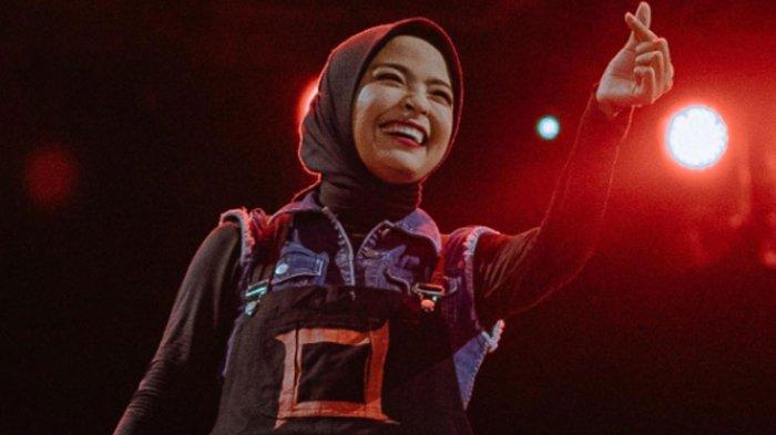 Kondisi Tantri Kotak Vokalis Band KotaK Jatuh dari Panggung 2 Meter Ditarik Penonton, Kena Besi