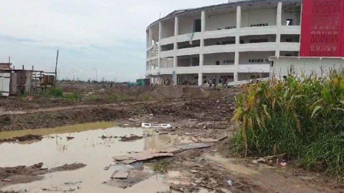 Kondisi jalan menuju Gelanggang Olahraga (GOR) Bola Voli Indoor Sumut Sport Center untuk pertandingan voli indoor dalam Pekan Olahraga Nasional (PON) XXI Aceh-Sumut di Desa Sena, Kabupaten Deli Serdang, Sumatera Utara, belum rampung, Selasa (10/9/2024).