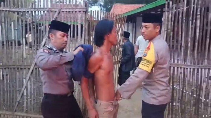 Kondisi pelaku saat diamankan di kediaman warga setempat, Dusun Tekap, Desa Pandan, Kecamatan Omben, Kabupaten Sampang, Madura, Jumat (12/1/2024) pagi.