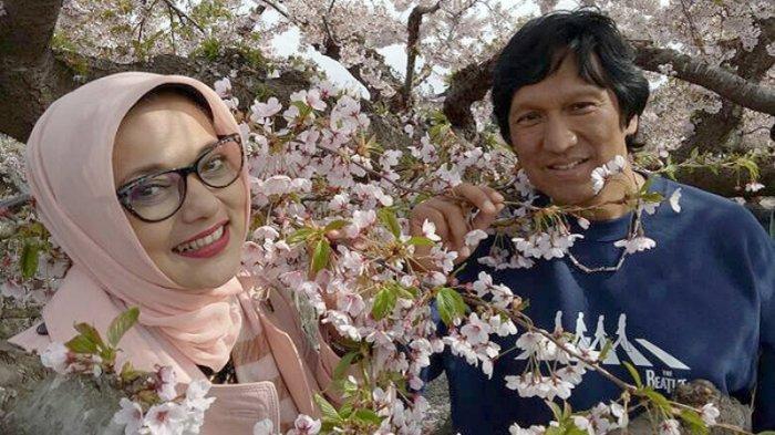 Tatapan Kosong Ikang Fawzi Duduk di Samping Jenazah Marissa Haque