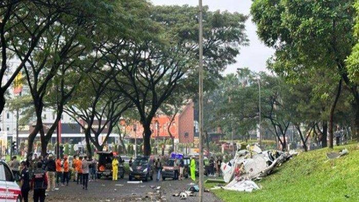 Kondisi pesawat yang jatuh di Lapangan Sunburst BSD, Serpong, Tangerang Selatan, Minggu (19/5/2024).
