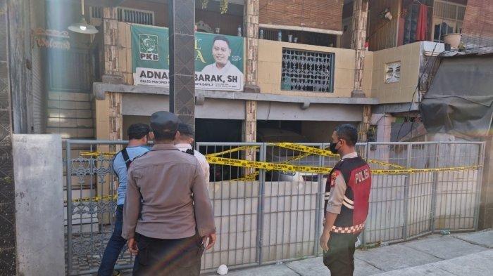 Kondisi rumah di Jalan Balai Rakyat 5, Tugu Selatan, Koja, Jakarta Utara yang ditemukannya jasad ayah dan balitanya dengan disaksikan istri dan anak sulungnya. (1)