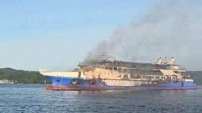 KAPAL TERBAKAR - Kondisi terkini KM Barcelona 5, Senin (21/7/2025). Kapal Motor (KM) Barcelona 5 rute Manado - Talaud, Sulawesi Utara, terbakar, Minggu (20/7/2025) sekitar pukul 12.00 WITA.