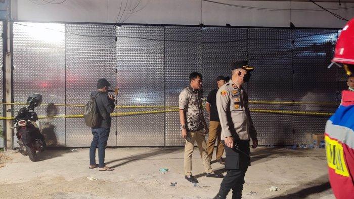 BOS RUKO DICOR - Kondisi toko di rawamangun digaris polisi usai ditemukan pemilik toko ditemukan tewas, Rabu (26/2/2025), korban JS (69) sebelumnya dilaporkan hilang sejak Minggu (16/2/2025).