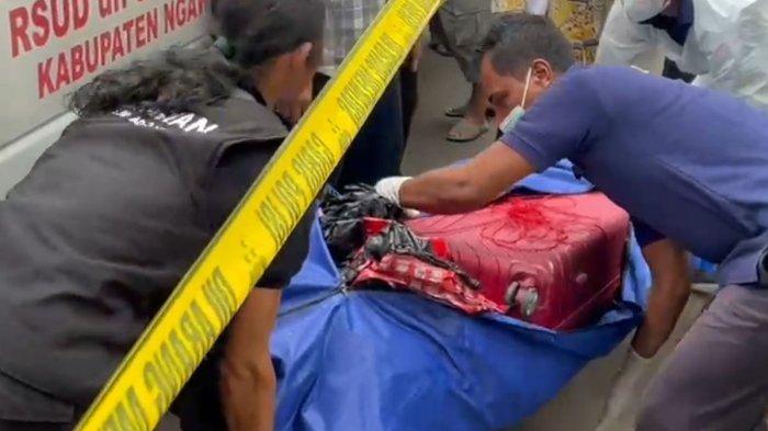 Koper merah ditemukan berisi mayat wanita tanpa busana, di selokan dekat tempat pembuangan sampah di Desa Dadapan, Kecamatan Kendal, Kabupaten Ngawi
