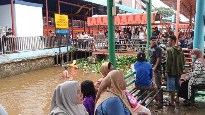 PENCARIAN KORBAN : Setelah tengelam dan hingga pukul 17.59 masih dilakukan pencarian oleh tim gabungan Polairud Polrestabes Palembang, dan basarnas, bocah laki-laki berumur 15 tahun yakni Reno Sandika (15), belum juga ditemukan.
