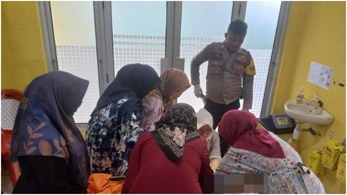 Kronologi besan saling tujah di Musi Rawas hingga mengakibatkan satu orang meninggal dunia, berawal dilarang bawa cucu. Petugas medis saat memeriksa jenazah korban di Puskesmas Muara Beliti, Sabtu (23/12/2023).
