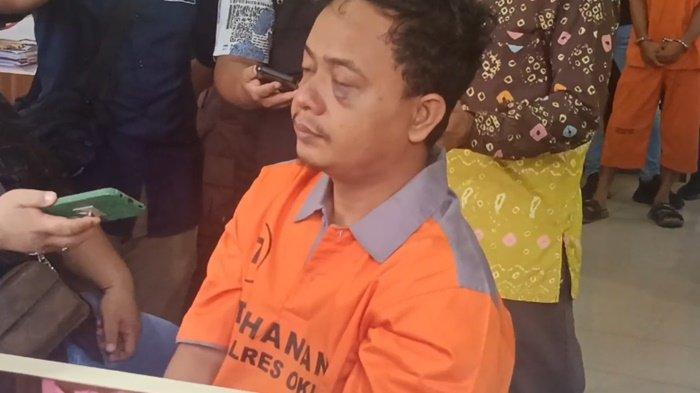 PENUSUKAN DI SUMATERA SELATAN - L (34 tahun) tersangka pembunuhan Kasman (60 tahun) menjalani pemeriksaan di Mapolres OKI, Senin (12/5/2025). L sudah menghabisi Kasman yang sedang berjualan es.