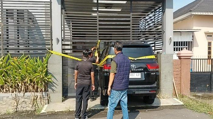 Petugas dari Polda Sumsel saat memasang garis polisi di rumah mewah dan mobil milik bos tambang ilegal di Kabupaten Muara Enim, Provinsi Sumsel, Rabu (16/10/2024).