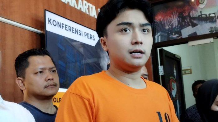 Leon Dozan menggunakan baju tahanan saat konferensi pers di Mapolres Metro Jakarta Pusat, Jumat (17/11/2023).