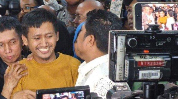 Pegi Setiawan akhirnya keluar dari sel tahanan Dit Tahti Polda Jabar pada pukul 21.30 WIB, Senin (8/7/2024). Kini Lima Terpidana Kasus Vina Cirebon Yakim Ajukan PK Setelah Pegi Setiawan Bebas Tersangka, Ngaku Tak Terlibat
