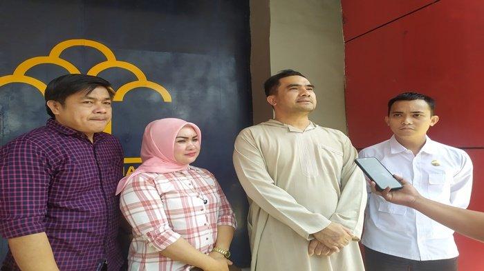 Saipul Jamil mengunjungi Lina Mukherjee di Lapas Kelas II A Palembang, Senin (25/9/2023).