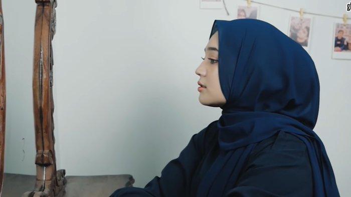 Inilah Lirik Lagu Rindu Tiada Bertuan Dinyanyikan Mira Putri : Pergilah ...