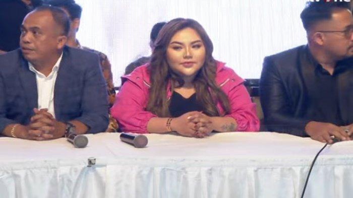 PENGAKUAN LISA MARIANA.  Lisa Mariana saat menggelar konferensi pers, pada Jumat, (11/4/2025). Lisa Mariana membenarkan bahwa Ridwan Kamil sempat menjanjikan bantuan membiayai kuliah untuknya, hal itu setelah RK mengetahui dirinya hamil