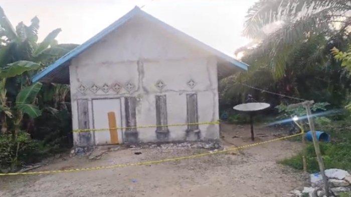 Lokasi Kejadian. Rumah korban di Desa Babulu Laut, Kecamatan Babulu, Penajam Paser Utara (PPU), tempat di mana korban sekeluarga dibunuh.