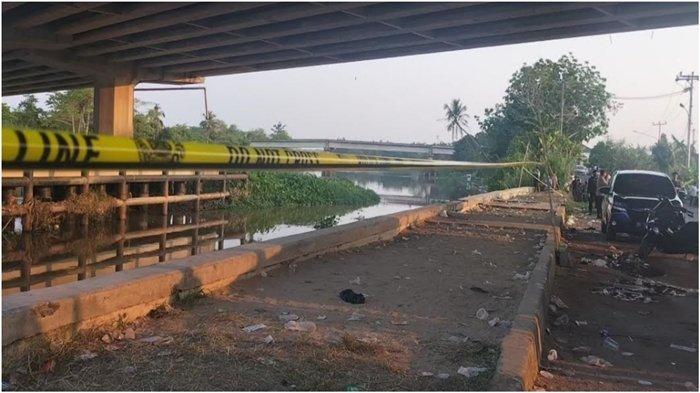 Lokasi penemuan sejumlah benda barang antik termasuk koin kuning diduga emas bermotif gambar Soekarno di Sungai Komering OKI dipasang garis polisi, Sabtu (12/8/2023).