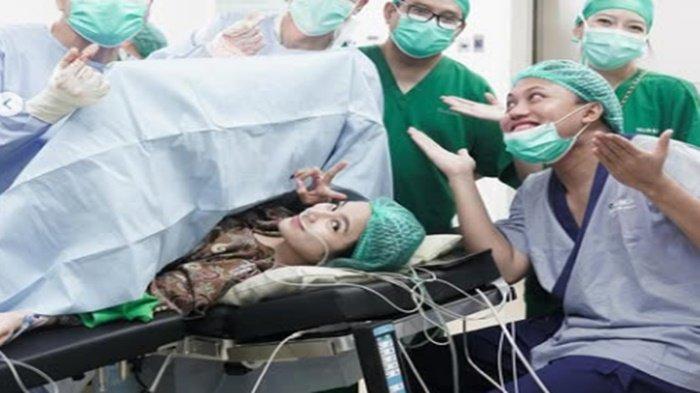 MAHALINI MELAHIRKAN. Potret momen Mahalini Raharja melahirkan putri pertamanya di RSU Bunda Jakarta, Sabtu (15/2/2025). Mahalini dan Rizky Febian sepakat sembunyikan wajah putri kecilnya yang baru lahir ke publik.  Dikhawatirkan ucapan orang-orang memicu stres