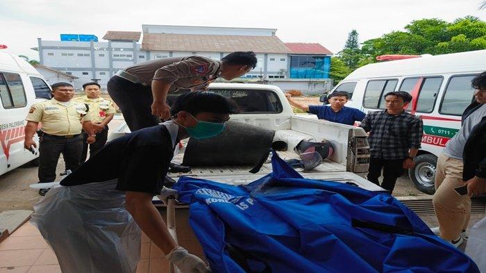 Jenazah Adrian Teofilus (20) mahasiswa Unsri tewas kecelakaan di Keramasan Kertapati Palembang dievakuasi ke RSMH, Senin (16/3/2024).