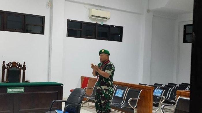 PERSIDANGAN ANGGOTA TNI: Majelis hakim militer Medan saat membacakan keputusan terhadap anggota TNI yang melakukan penipuan masuk anggota TNI.