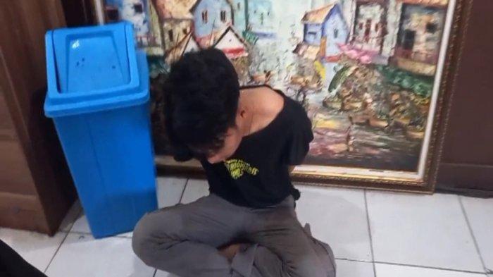 Maling Handphone Jemaah yang Lagi Tidur di Masjid Agung Palembang, Deni