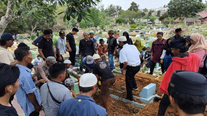 Pemakanan AA siswi SMP yang jadi korban pembunuhan. AA dimakamkan di TPU Kandang Kawat Palembang, Senin (2/9/2024).