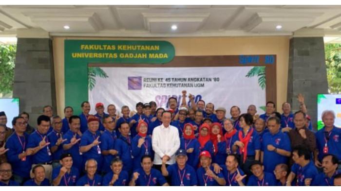 REUNI UGM - Mantan Presiden RI Joko Widodo berfoto bersama sahabat-sahabat lamanya dari angkatan 1980 Fakultas Kehutanan UGM dalam Reuni ke-45 di Sleman, Sabtu (26/7/2025). Jokowi sempat menyinggung kasus ijazah palsu yang ditujukan untuk dirinya dalam Reuni Fakultas Kehutanan UGM itu.