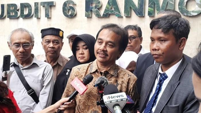 FARHAT ABBAS GUGAT ROY SURYO CS - Mantan politikus Roy Suryo mengungkap dirinya dicecar 85 pertanyaan saat menghadiri undangan pemeriksaan sebagai saksi terlapor atas tudingan ijazah palsu Presiden ke-7 Joko Widodo di Polda Metro Jaya pada Senin (7/7/2025).