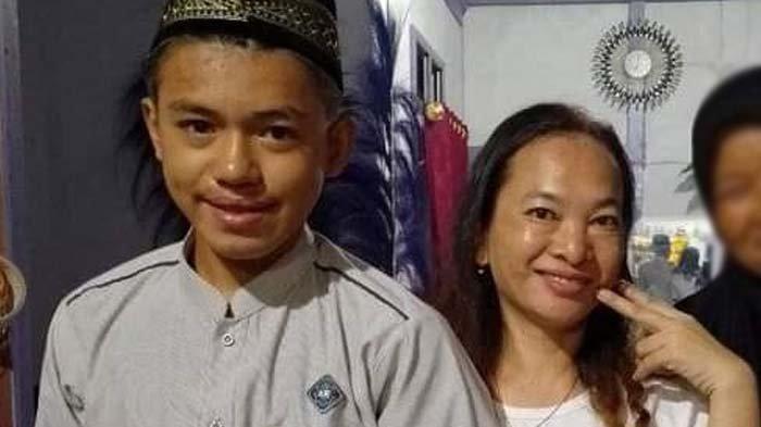 Mariana sedih gara-gara terpaksa pisah ranjang dengan Kevin, ABG 16 tahun yang baru dinikahinya 4 hari lalu. Kisah Mariana, wanita 41 tahun menikahi anak di bawah umur viral di media sosial