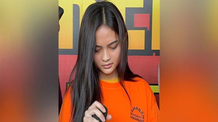Marisa Putri saat dihadirkan saat ekspos mahasiswi tabrak IRT oleh Polresta Pekanbaru, Minggu (4/8/2024).