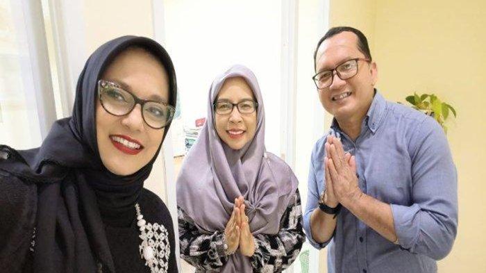 Kenangan foto bersama Marissa Haque bersama Sulistiowati, dan seorang staf pengajar lainnya di kampus Sekolah Tinggi Ekonomi Indonesia Banking School (STIE IBS) di Kemang, Jakarta Selatan. Marissa Haque sempat mengajar sehari sebelum meninggal dunia.
