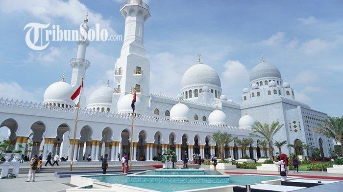 Masjid Syeikh Zayed Solo. Sejumlah penyedia layanan catering di Solo, Jawa Tengah mengalami kerugian akibat mendapat orderan fiktif untuk makan sahur di Masjid Syeikh Zayed.
