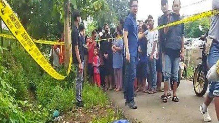 TKP Mayat wanita diduga korban mutilasi di dalam koper diduga tewas karena oleh cekikan pada bagian leher di selokan dekat tempat pembuangan sampah saat akan dievakuasi, Kamis (23/1/2025) sekitar pukul 09.00 WIB.