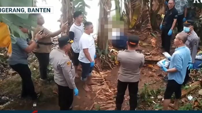 PENEMUAN MAYAT WANITA- Warga dan aparat polisi di TKP pemeuan mayat wanita dalam drum plastik di aliran Sungai Cisadane, diperkirakan antara 25 hingga 30 tahun, mengenakan baju kaos hitam tanpa celana