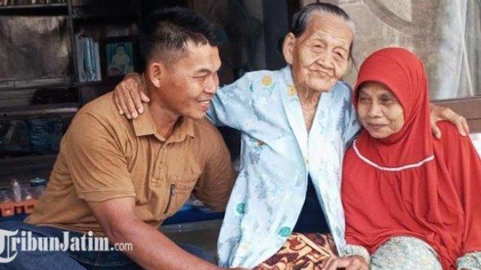 Mbah Wiji (tengah) diapit Suyadi cucunya dan Marmi anaknya yang terpisah puluhan tahun dalam artikel berjudul 'Dikira Meninggal Disapu Tsunami 2004, Ibu dan Anak asal Tulungagung Kembali Bertemu Setelah Puluhan Tahun