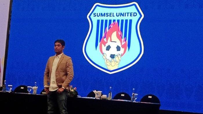 SUMSEL UNITED -- Nil Maizar saat launching tim Sumsel United di hotel Harper Ballroom Palembang, Sabtu (14/6/2025) lalu. Head Coach Sumsel United ini mengaku optimis bisa membawa timnya tembus ke Liga 1.