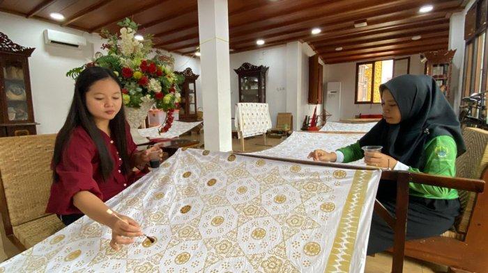 Proses pembuatan batik khas PALI yang dilakukan para perajin batik di Dekranasda Kabupaten Penukal Abab Lematang Ilir