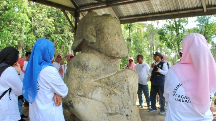 Para Pengunjung Situs Megalit di Lahat - Melihat Situs Megalit di Lahat yang Mempunyai Nilai Sejarah, Menarik Banyak Minat Para Wisatawan