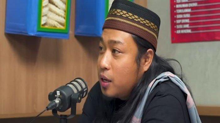 Mengulik pendapatan komikia Praz Teguh dari Youtuber usai pamit dari Podcast Warung Kopi.