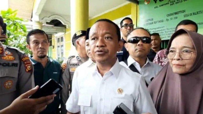 HARGA GAS ELPIJI 3 KG : Menteri ESDM, Bahlil Lahadalia saat meninjau pangkalan gas di Jalan Tengku Bey, Kota Pekanbaru, Riau, Rabu (5/2/2025).Pemerintah tegaskan gas elpiji 3 kg dijual dibawah Rp 20 Ribu