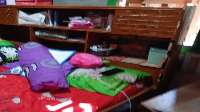 TKP Dina (18) ditemukan tewas bersimbah darah dalam rumahnya di Desa Suka Merindu Kecamatan Semidang Aji Kabupaten OKU,Sumsel, Kamis (8/2/2024).