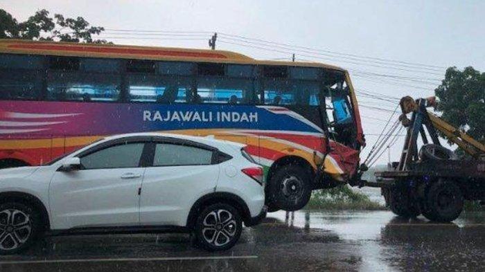 KECELAKAAN MAUT DI GRESIK - Mobil rombongan umrah kecelakaan dengan bus di jalan raya Duduksampeyan, Gresik, Kamis (10/4/2025) pagi. Penumpang mobil dilaporkan meninggal dunia.