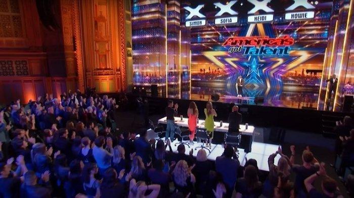 Momen Cakra Khan mendapat standing applause dari keempat juri America'S Got Talent.