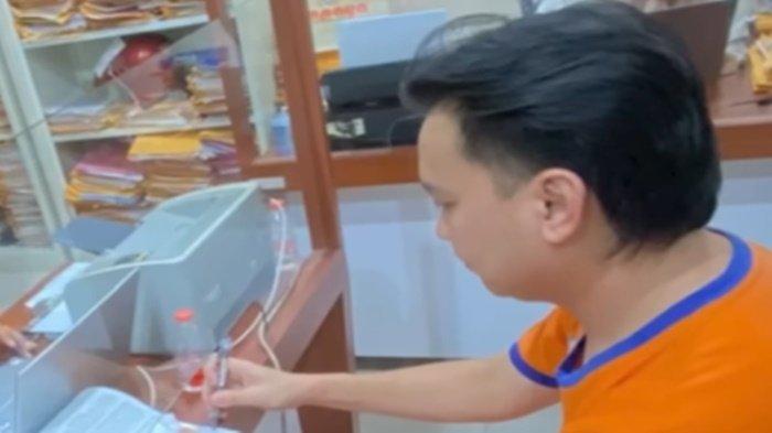 Momen Ivan Sugianto tertunduk pasang wajah lesu tersorot usai dirinya tampil memakai baju oranye tahanan polisi.  tak segarang saat mengintimidasi ES