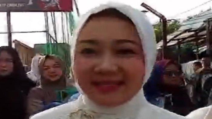 ATALIA PRARATYA USAI SALAT IDULFITRI - Momen Ridwan Kamil dan Atalia Praratya datang terpisah saat salat Idulfitri jadi sorotan publik. Atalia Praratya datang ke lokasi salat Idulfitri lebih dulu, ditemani oleh ibunda dan kakaknya.