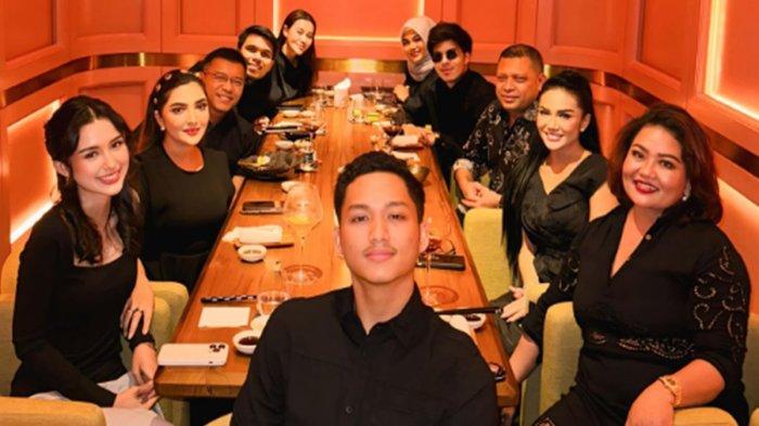 Momen bahagia Azriel Hermansyah melamar Sarah Menzel disaksikan langsung oleh keluarga besar dan ibunda Sarah