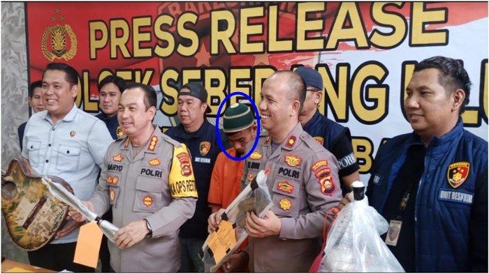 Motif pembunuhan di Pasar Induk Jakabaring Palembang diungkap polisi saat gelar perkara, Jumat (19/1/2024) hari ini. Tomy (25) warga Dusun Semodim Kabupaten OKI mengaku dirinya nekat membunuh karena tidak terima dituduh mencuri dan diolok-oolok.