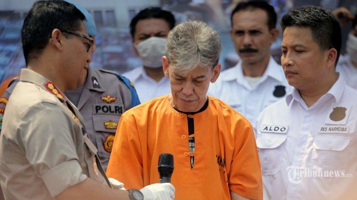 FARIZ RM DITANGKAP - Musisi Fariz RM dihadirkan saat ungkap kasus penyalahgunaan narkotika di Polres Jakarta Utara, Jakarta, Minggu (26/8/2018). Musisi Fariz Roestam Moenaf sempat terucap janji setelah beberapa kali terjerat kasus dugaan penyalahgunaan narkoba.  ingin berhenti narkoba dan fokus memperbaiki hidup
