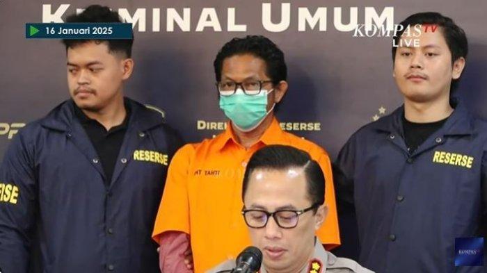 Nanang Irawan alias Gimbal usai ditetapkan menjadi tersangka dalam kasus pembunuhan terhadap aktor Mak Lampir, Sandy Permana. Dia diperlihatkan dengan memakai baju tahanan berwarna oranye saat konferensi pers di Mapolda Metro Jaya, Kamis (16/1/2025). Nanang nekat sampai membunuh Sandy karena korban menatap sinis dirinya. Selain itu, korban juga meludah kepadanya saat bertemu.