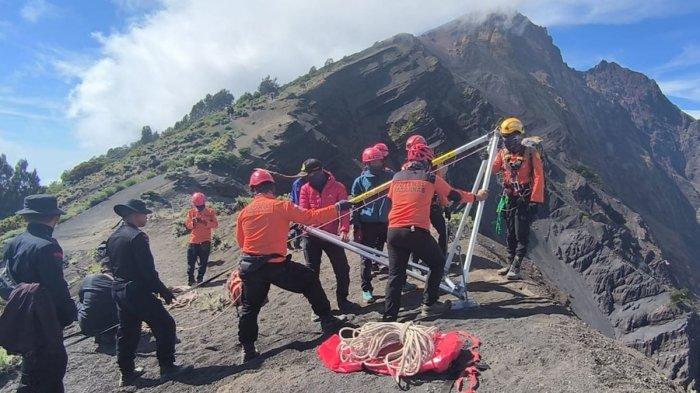 EVAKUASI PENDAKI- NTB K98-14 Evakuasi Pendaki Brasil di Rinjani, Pendaki Brasil yang Jatuh di Gunung Rinjani Ditemukan Tewas, Warganet Kritik Kinerja Tim SARq
